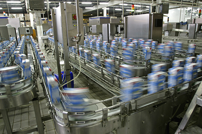 Settori - Logistica surgelazione di un nastro trasportatore con lattine blu