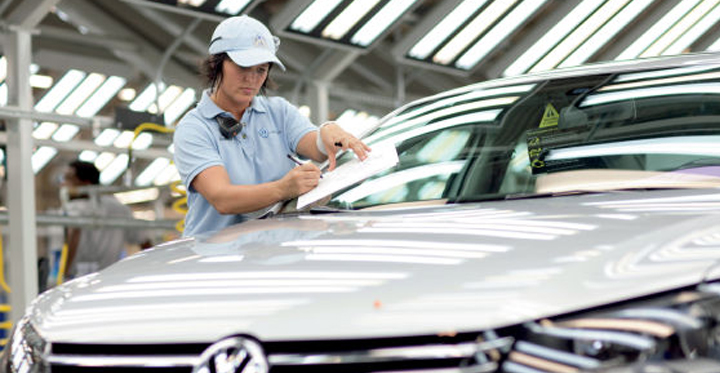 Touchscreen - VW-Werk Chattanooga nutzt ULTRA-Technologie Eine Frau schreibt auf einem Papier