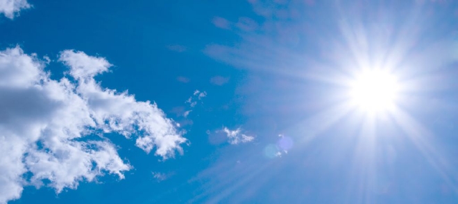 Antireflexbeschichtung ein blauer Himmel mit Wolken und der Sonne