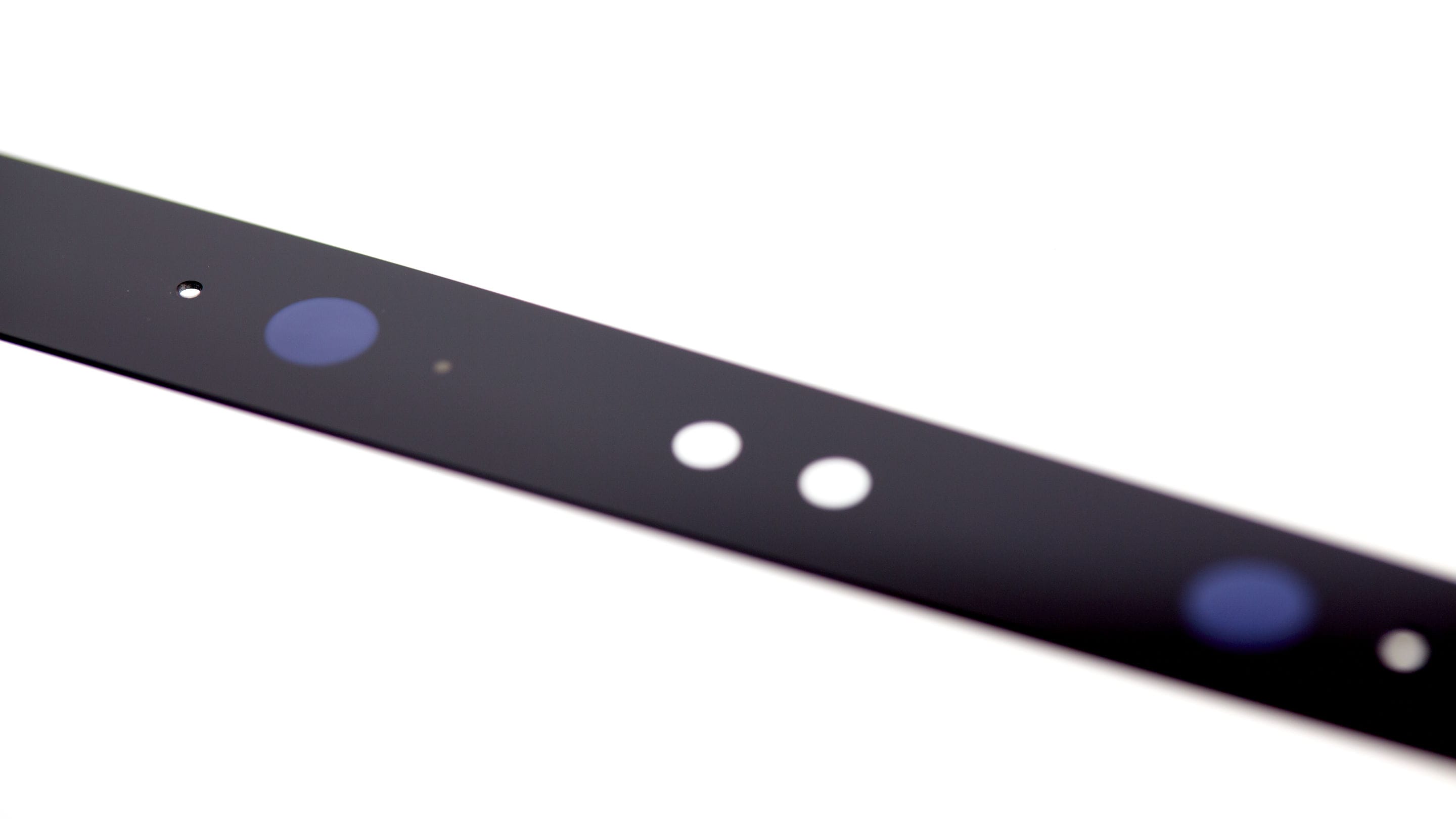 - Sensor strip PCAP touch screen un oggetto rettangolare nero con cerchi