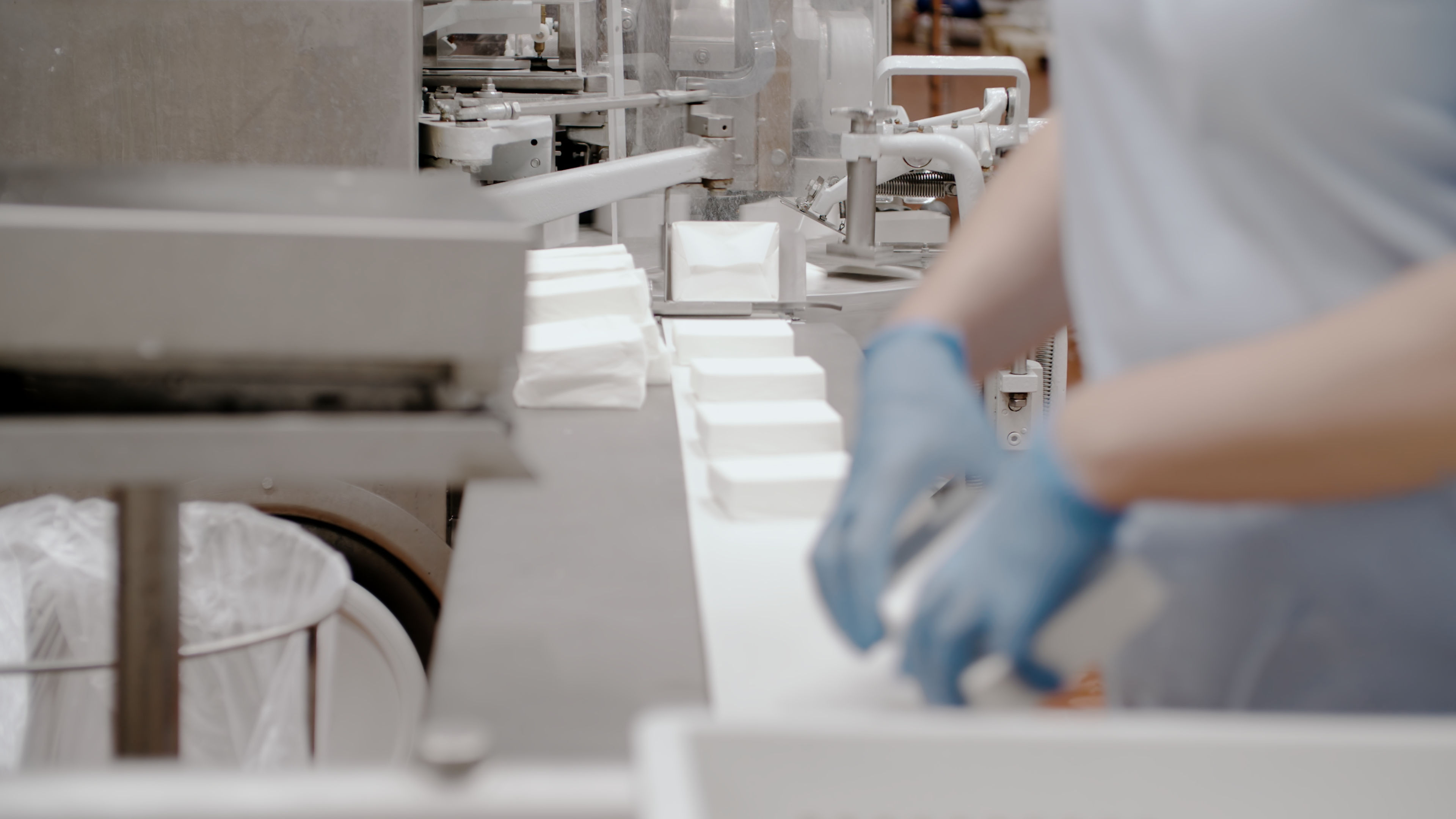 processamento de laticínios uma pessoa com luvas trabalhando em uma fábrica