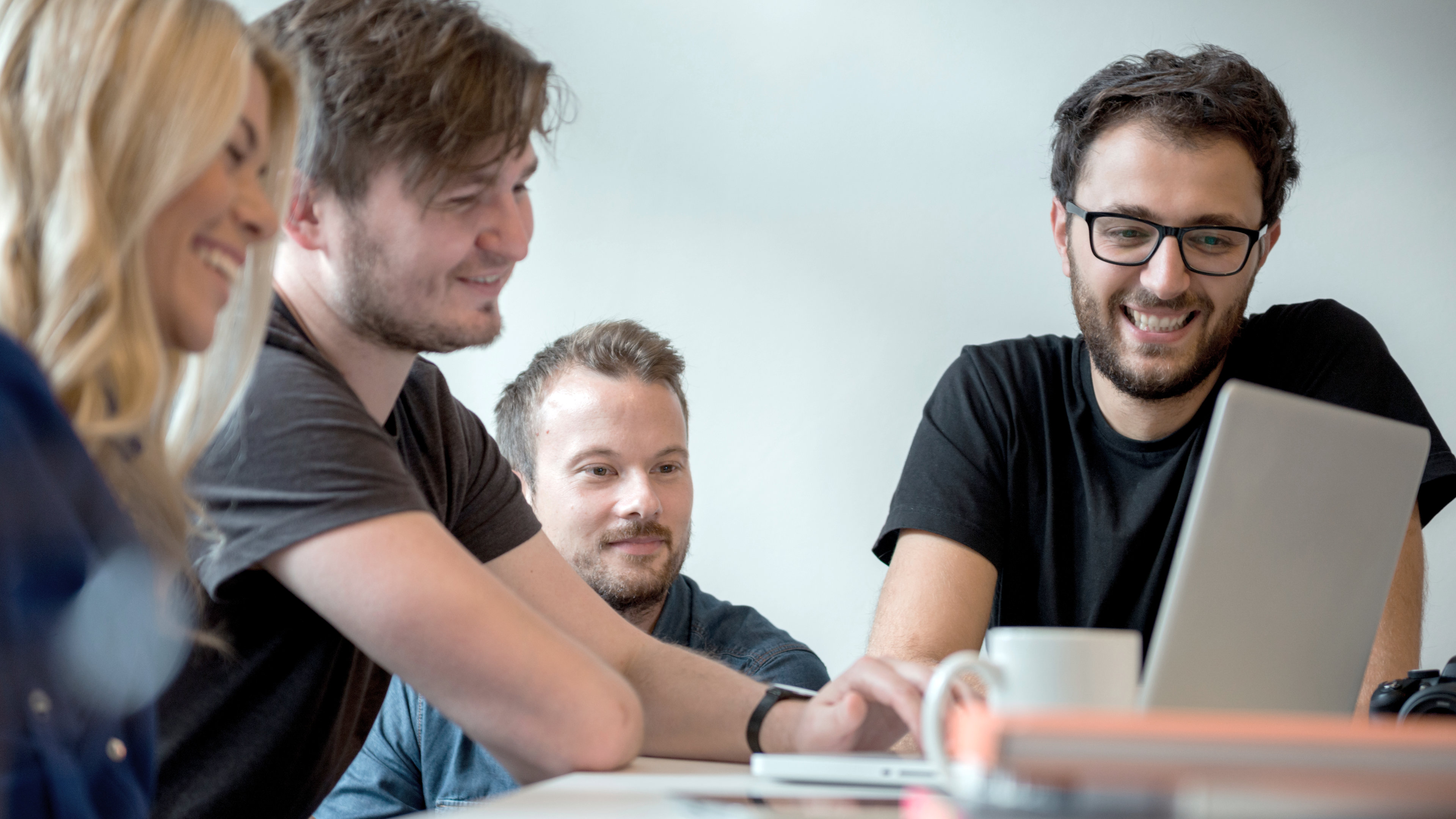 Start-Ups - Onnistuneet konseptit: ryhmä miehiä istuu pöydän ääressä