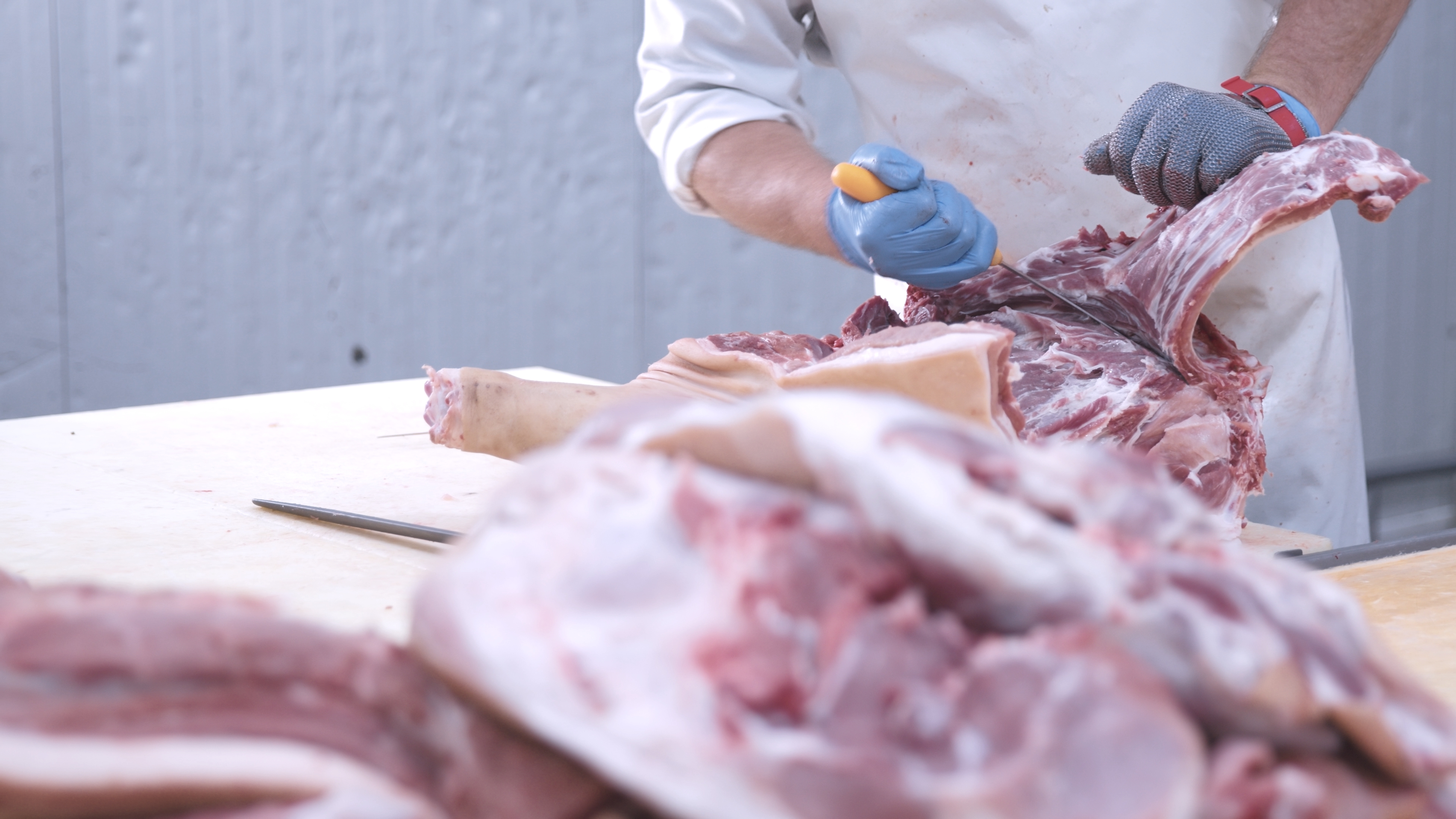 processamento de carne uma pessoa que corta a carne com uma faca