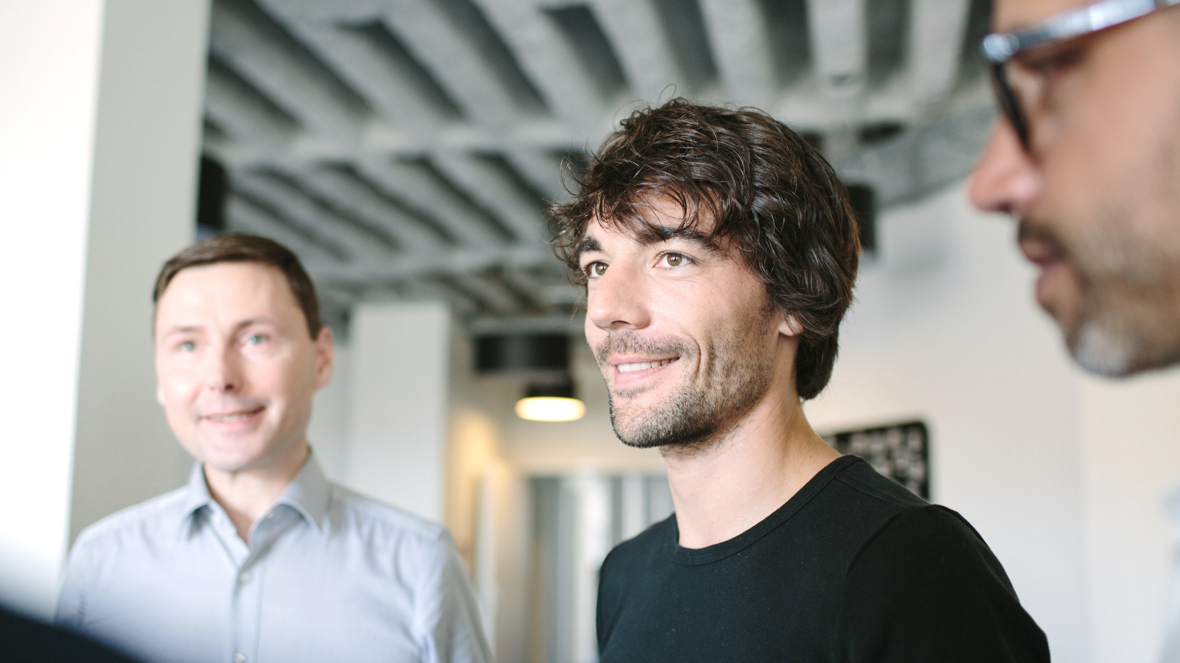 Start-Ups - Startup mies hymyilee huoneessa