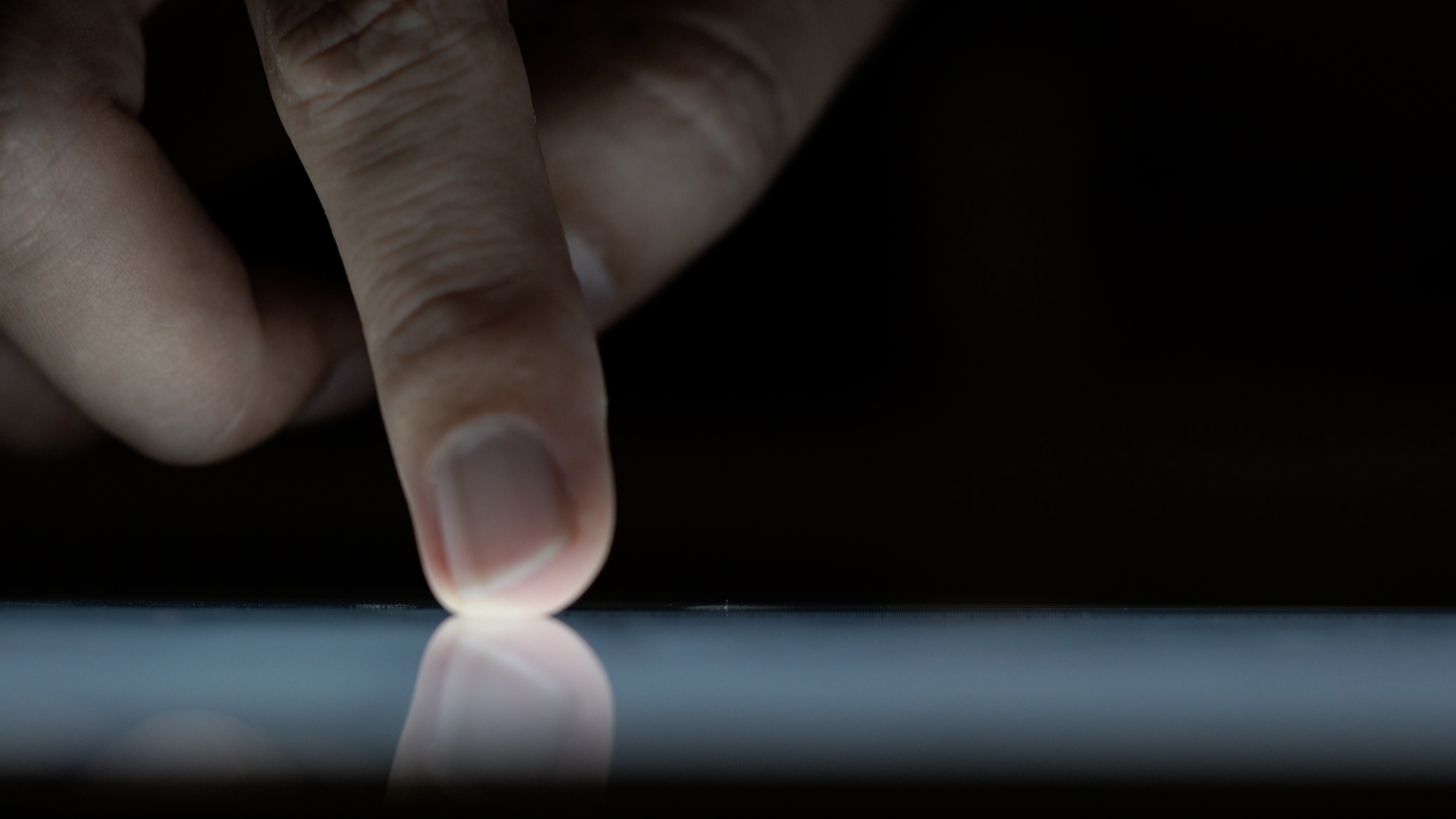 Schermo tattile - Multi-touch di un dito che tocca uno schermo tattile