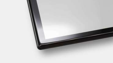 Impactinator® Glass - Edge يعالج لقطة مقربة لشاشة بالأبيض والأسود