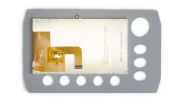Colagem Óptica - Colagem Óptica: um dispositivo retangular cinza com uma placa de ouro e prata