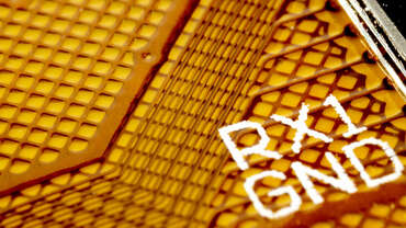 कस्टम टच स्क्रीन - केबल एक पीले रंग की सतह का एक करीब