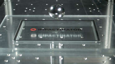 Impactinator® گلاس - آئی کے 10 گلاس ہوا میں پانی کا ایک قطرہ