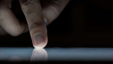 Écran tactile - Multi-touch un doigt touchant un écran tactile