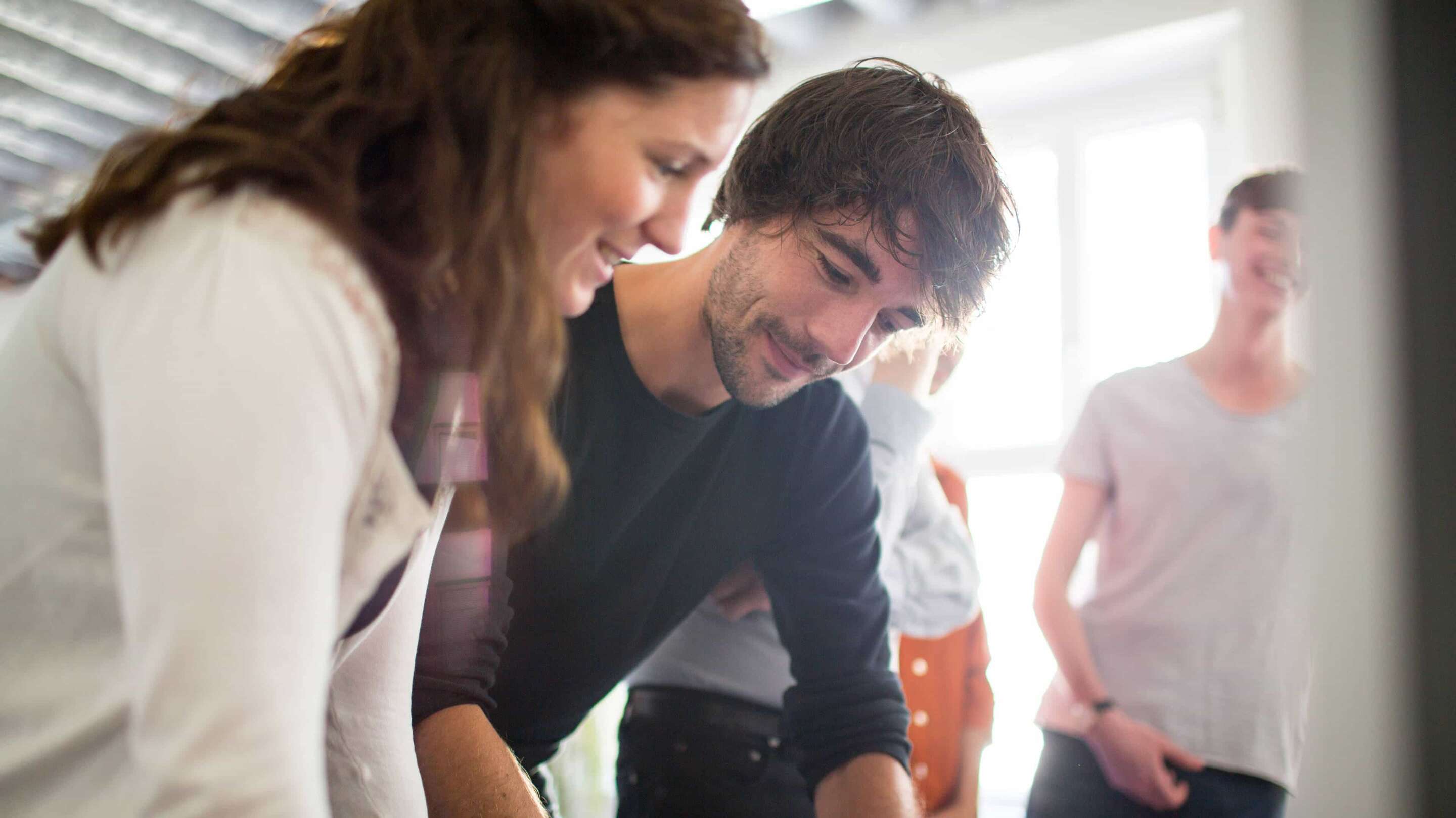 Start-Ups - Branchen, ein Mann und eine Frau, die auf einen Laptop schauen