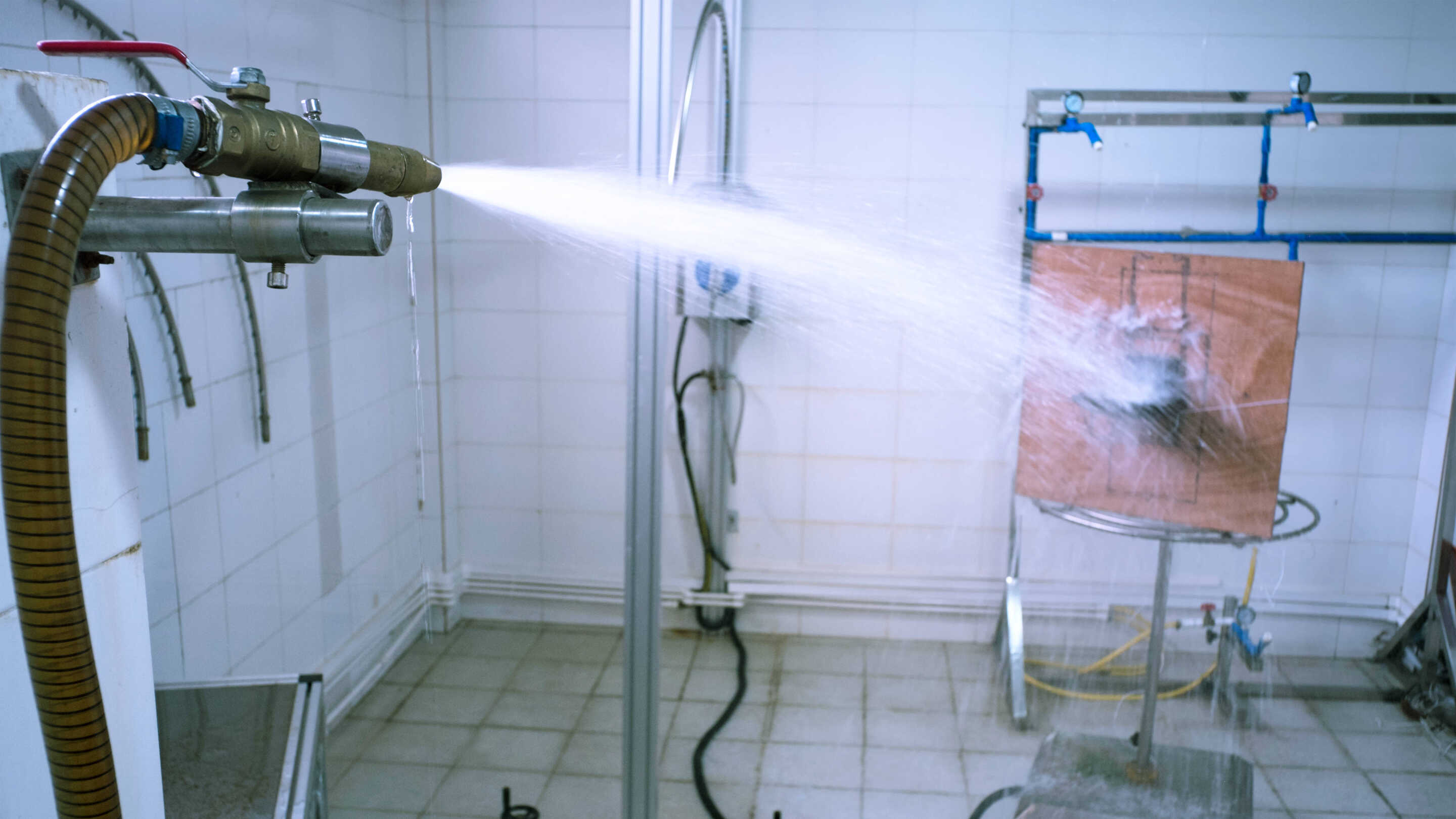 IP Schutzarten a person spraying water into a shower