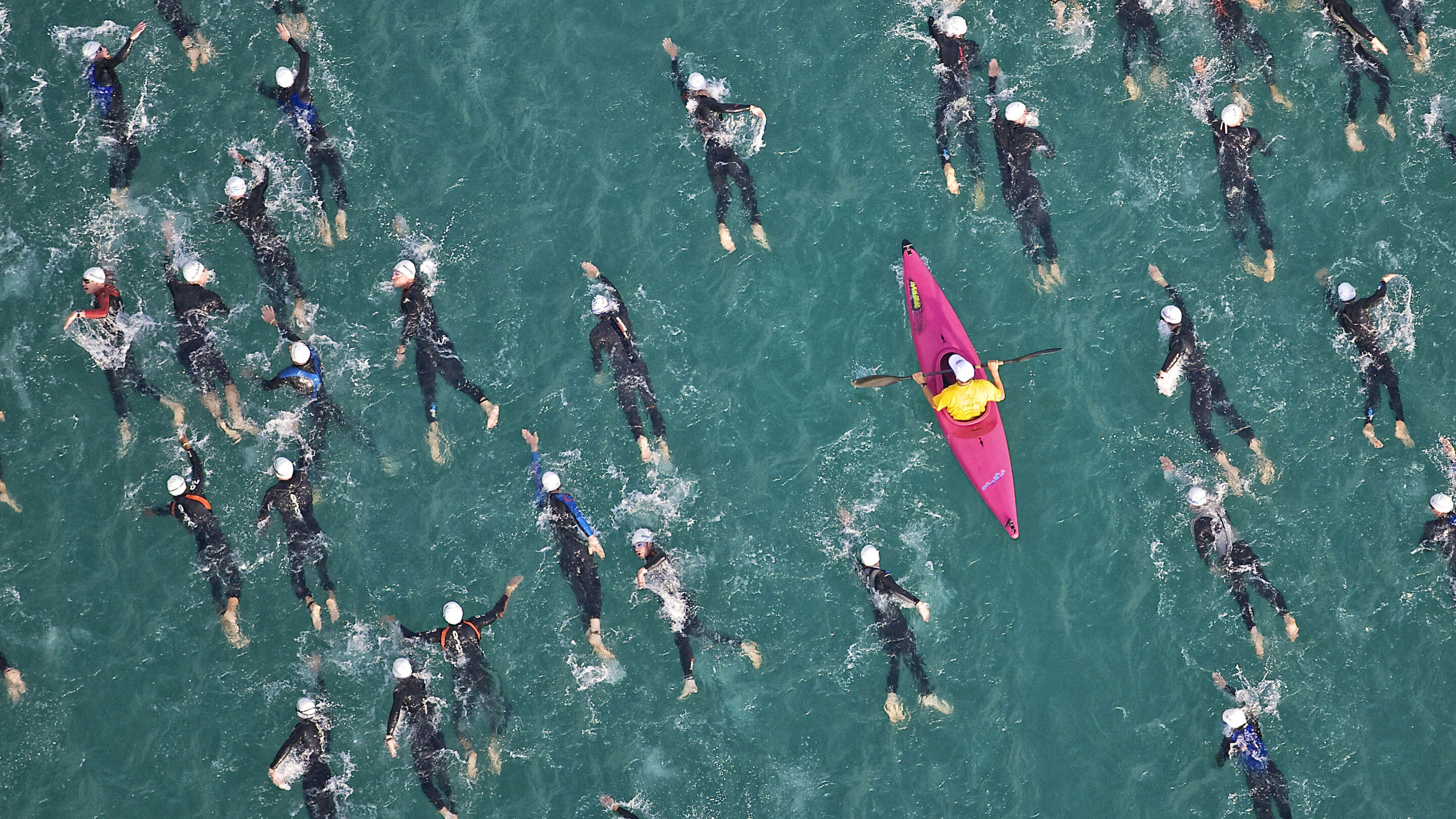 Accueil - Pourquoi Interelectronix un groupe de personnes en kayak dans l’eau