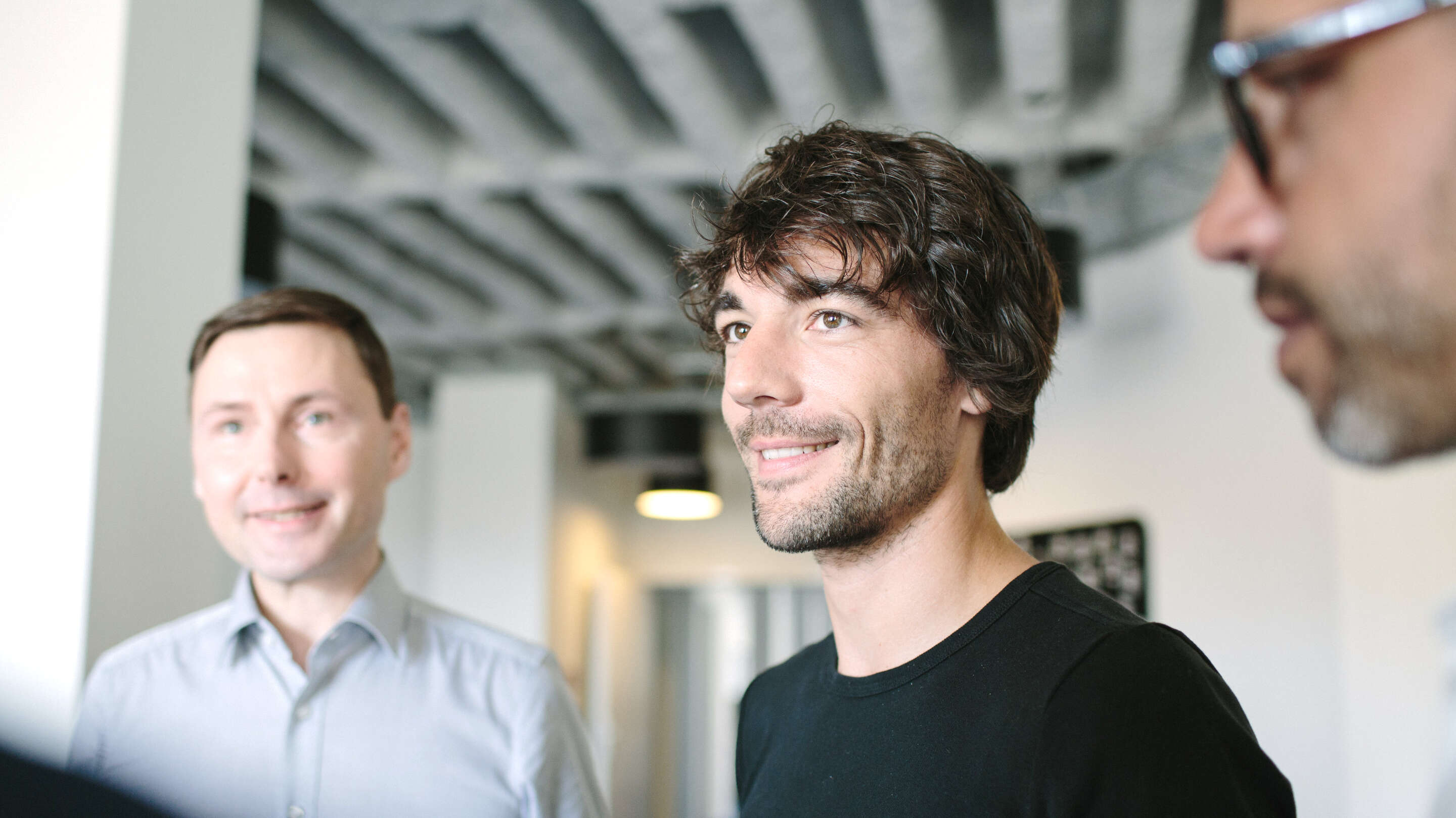 Start-Ups - Startup mies hymyilee huoneessa