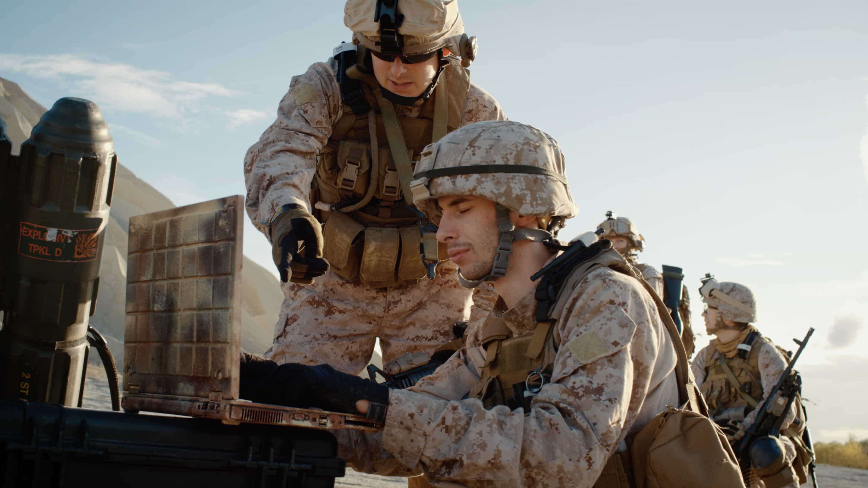 Askeri - Askeri bir bilgisayara bakan bir grup asker