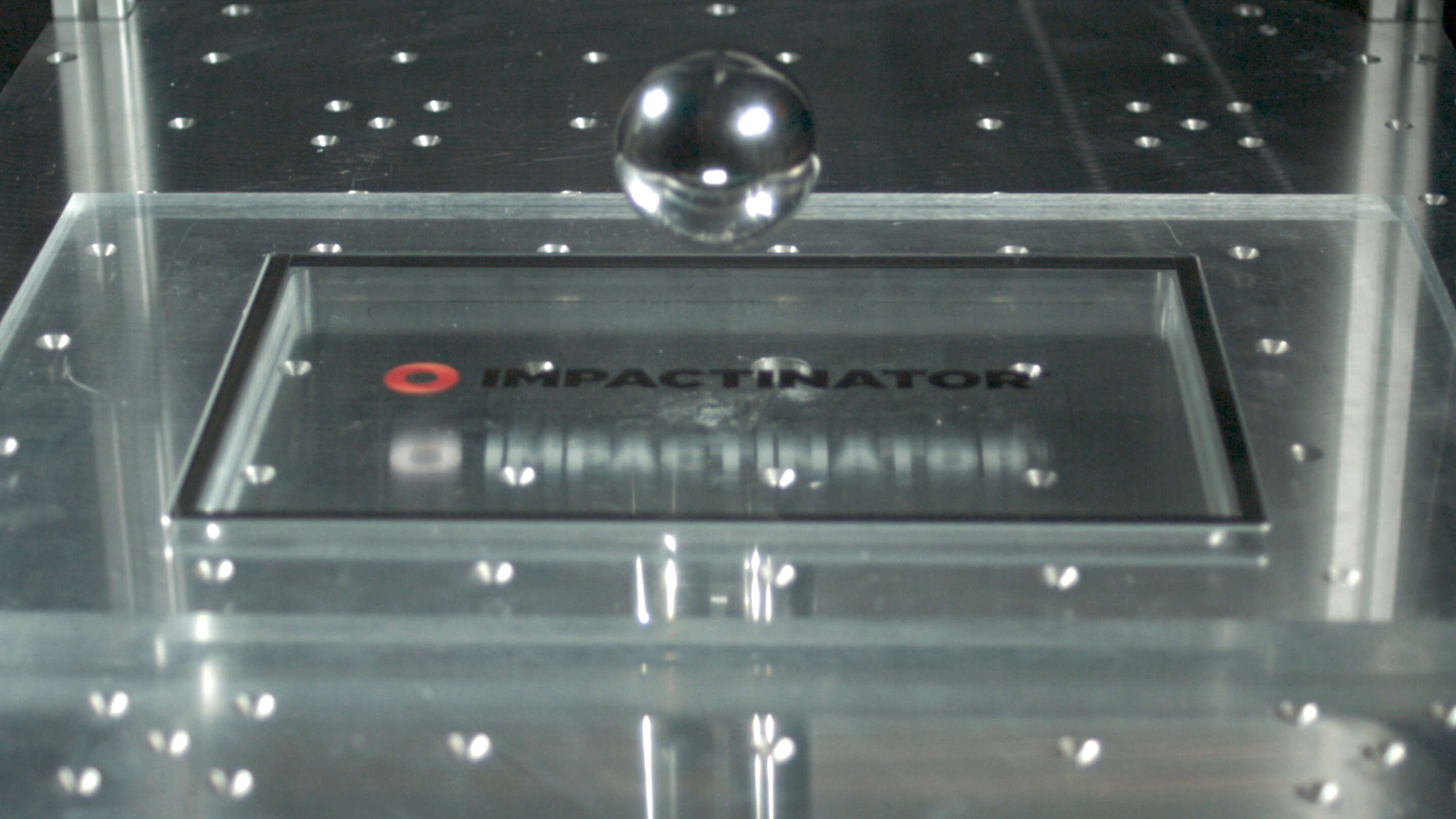 Impactinator® زجاج - زجاج IK10 قطرة ماء في الهواء