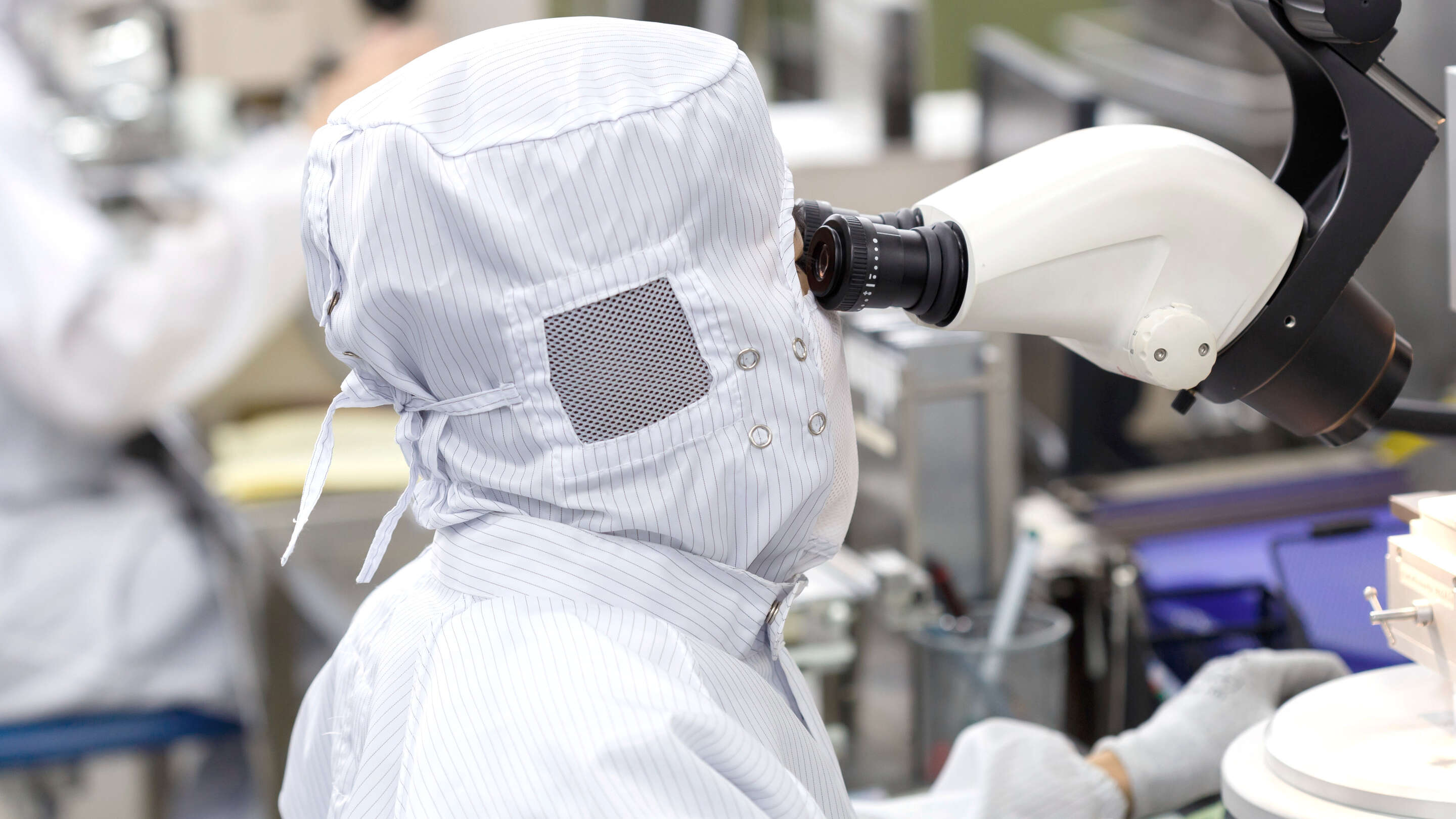 Fabricação - Processa uma pessoa usando um terno branco e uma máscara branca