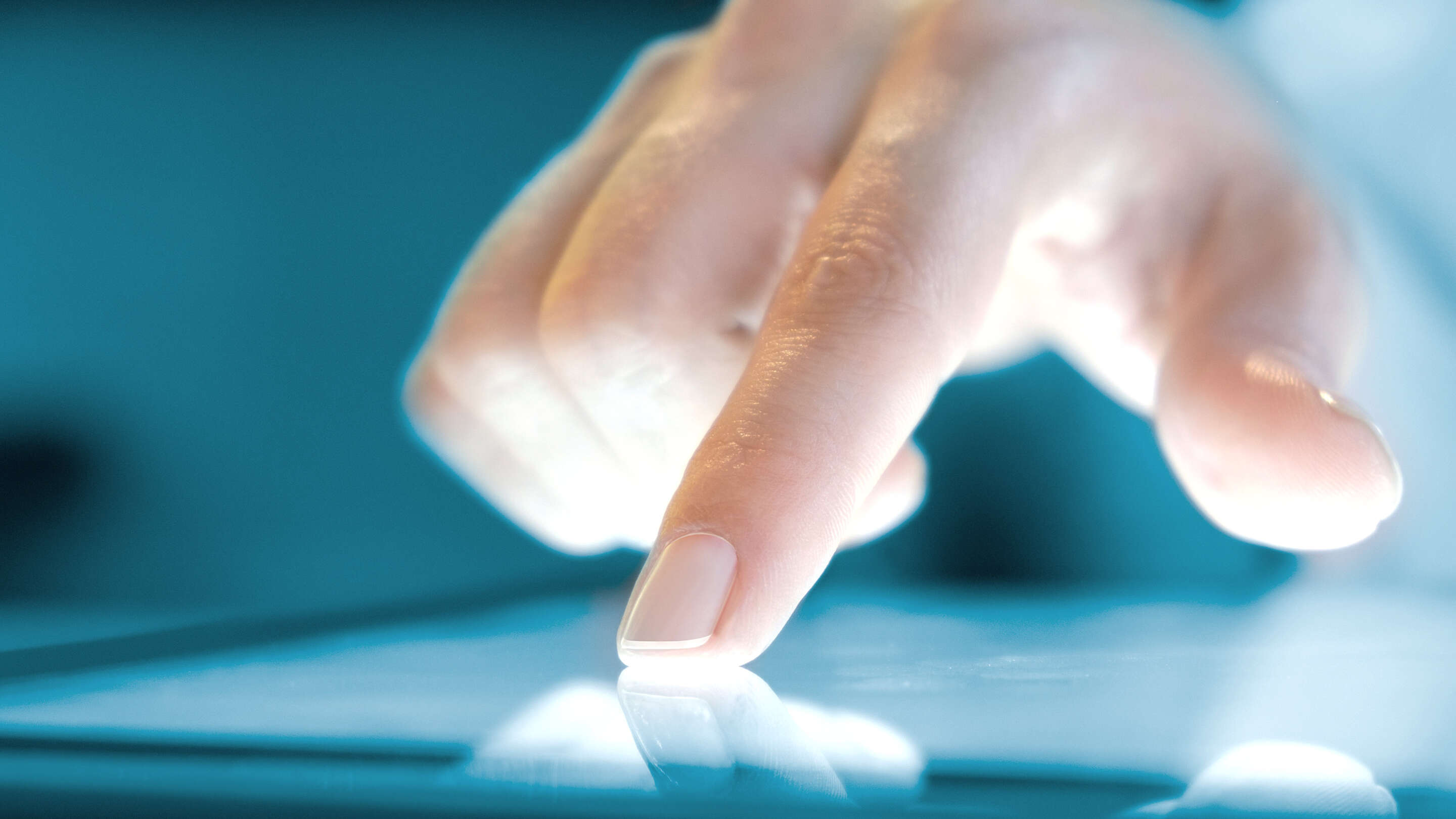 Touchscreen - Vergleich der Touchscreen-Technologie eine Nahaufnahme eines Fingers, der einen Touchscreen berührt