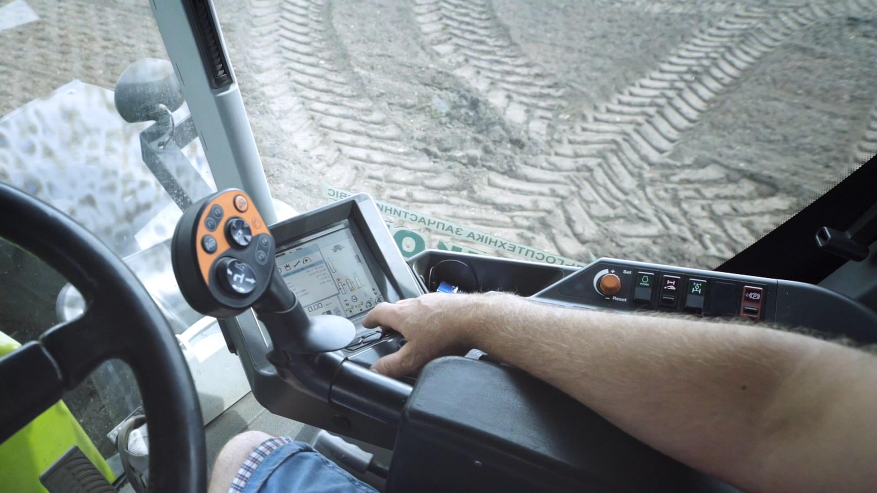 Agriculture - Terminal de tracteur agricole une personne conduisant un tracteur