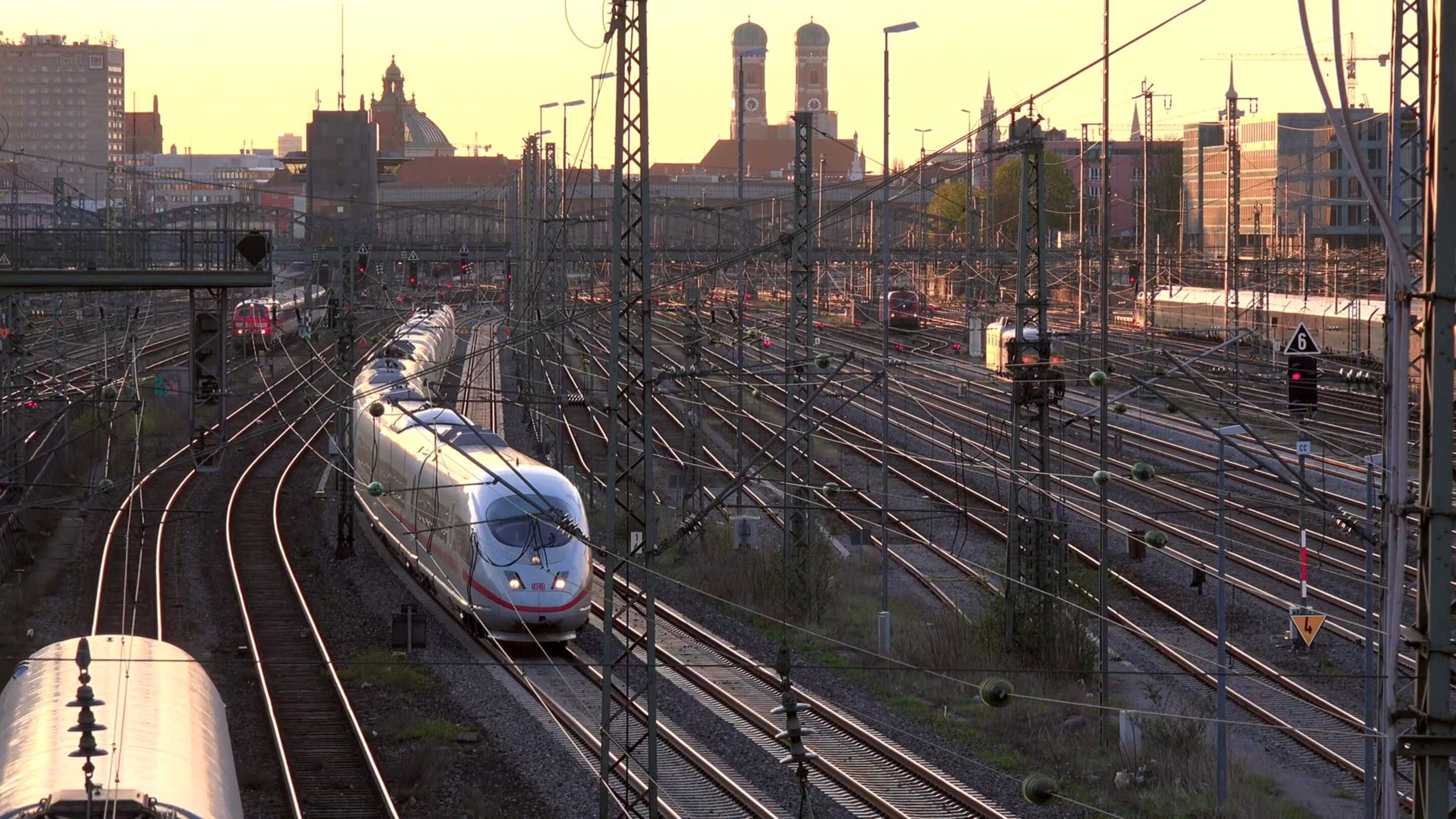 Industries - Former un train sur les voies ferrées