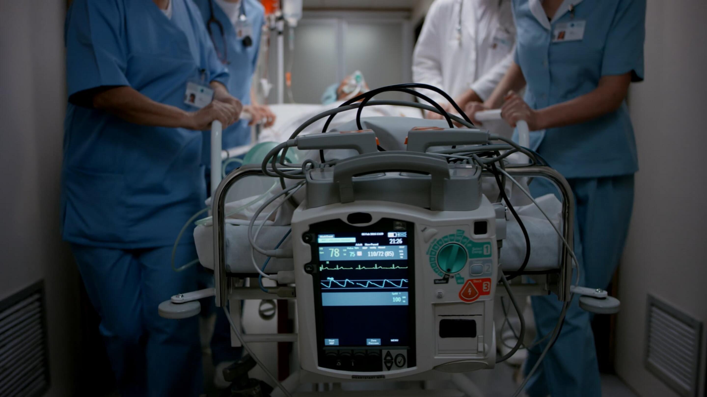 Médico - Tecnologia médica robusta Pessoas médicas em esfoliantes empurrando um dispositivo médico