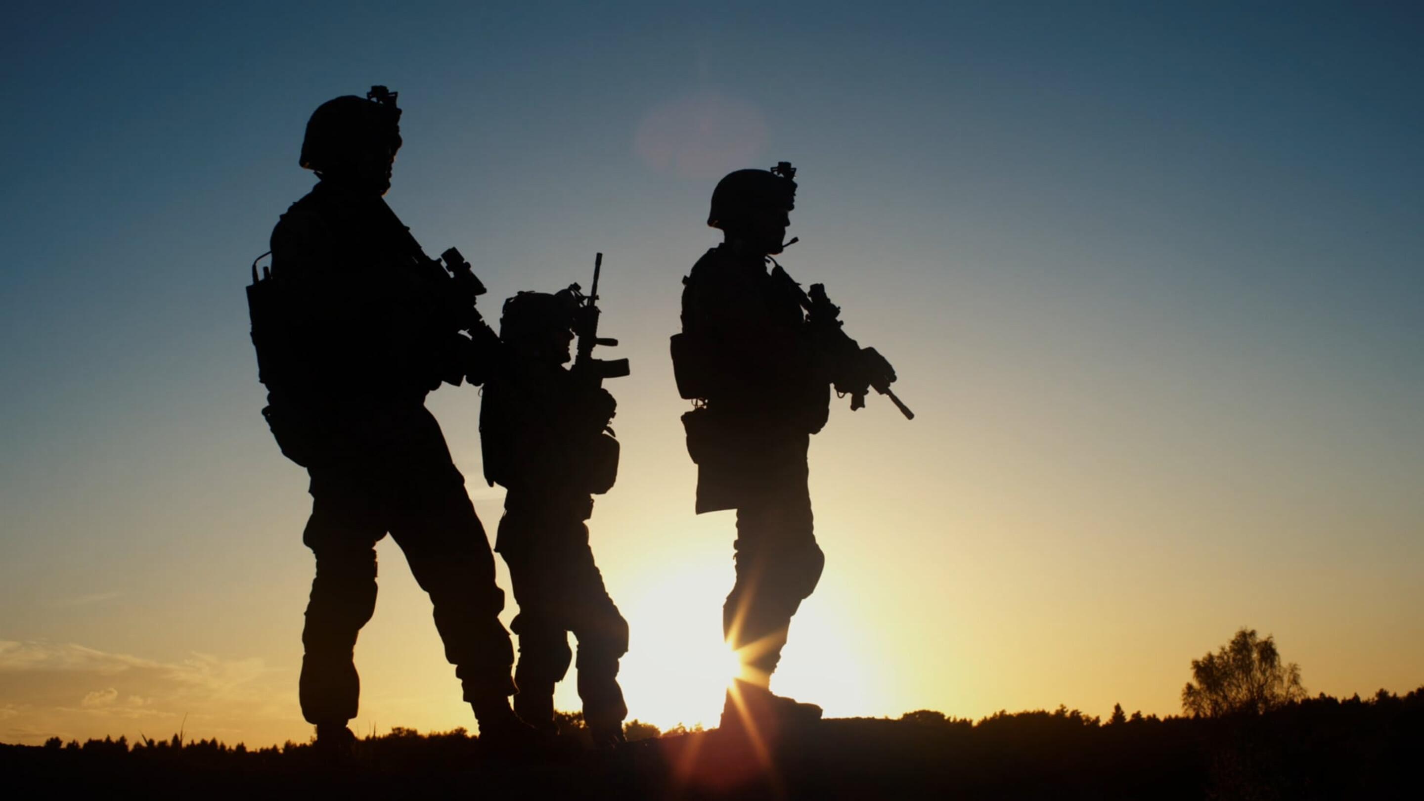 Military - Vojáci Armáda skupina vojáků držících zbraně