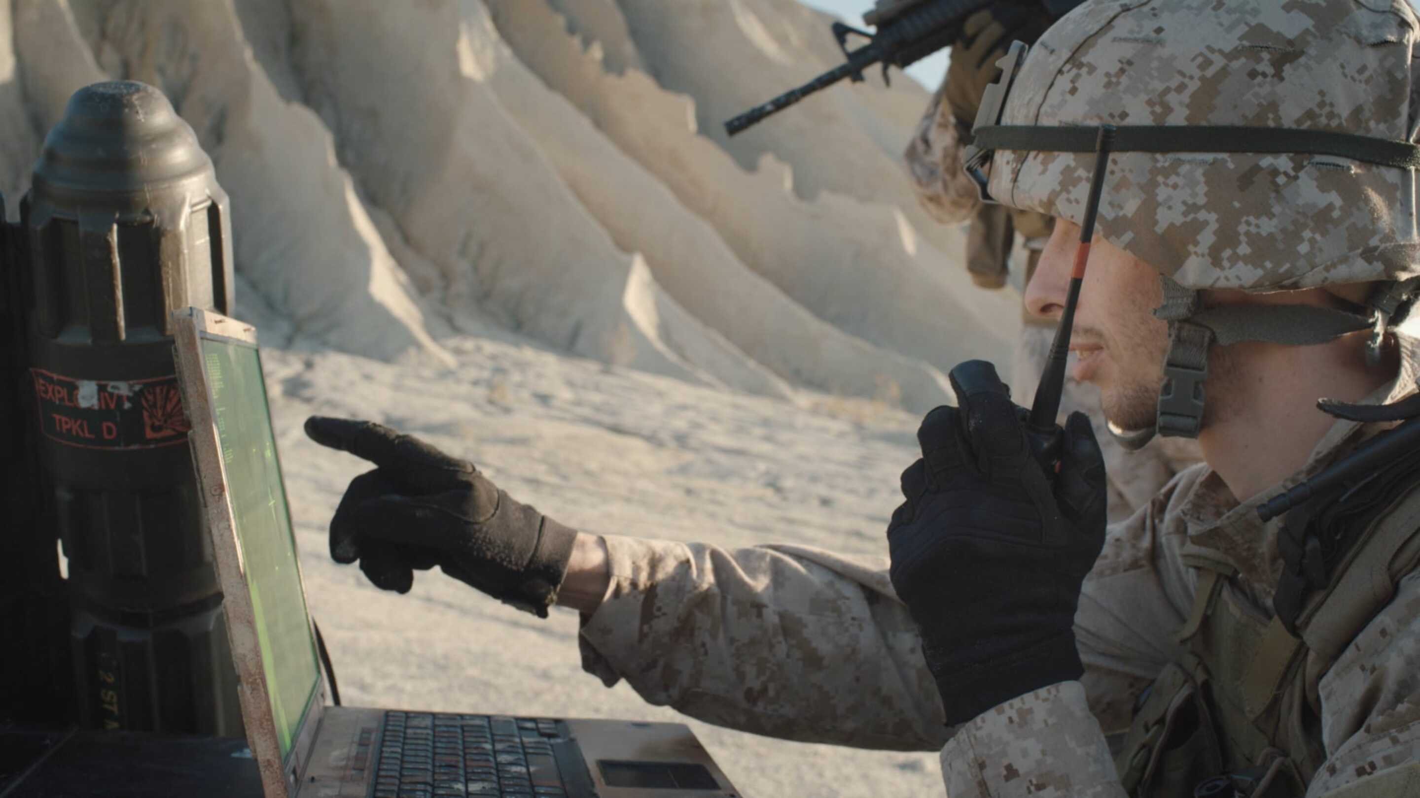 Tempest - Touchscreen militar um homem em uniforme militar usando um laptop