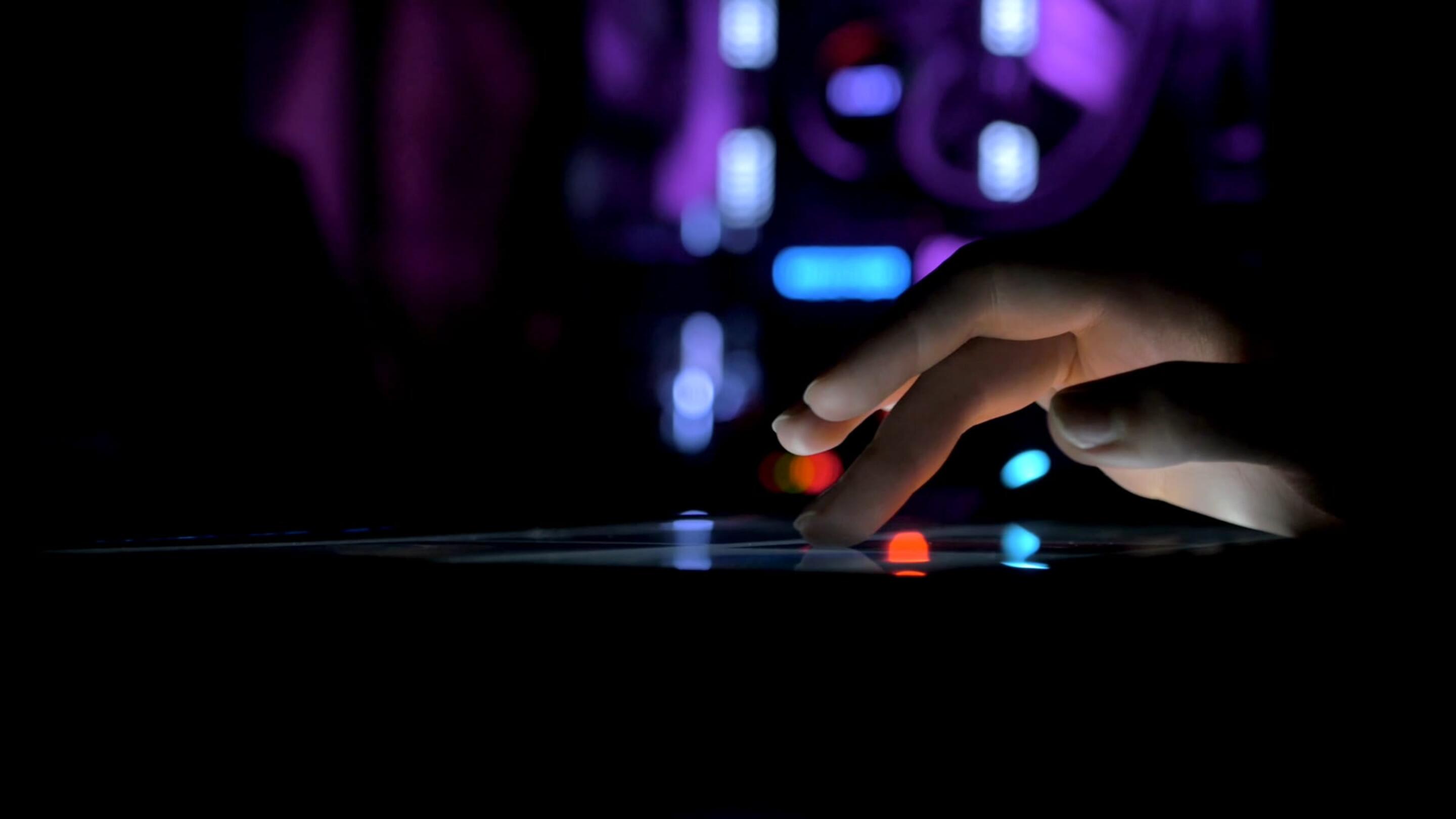 Pantalla táctil - Touch Finger Dark Un dedo tocando una pantalla táctil