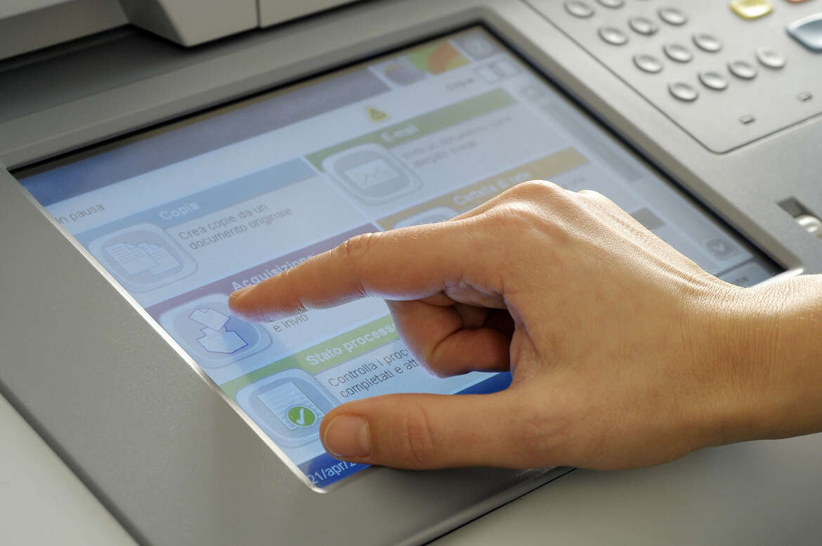PCAP Touch Screen - Impressioni da C-TOUCH Expo 2014 Shanghai: applicazioni di polimerizzazione UV LED una mano che tocca un touch screen