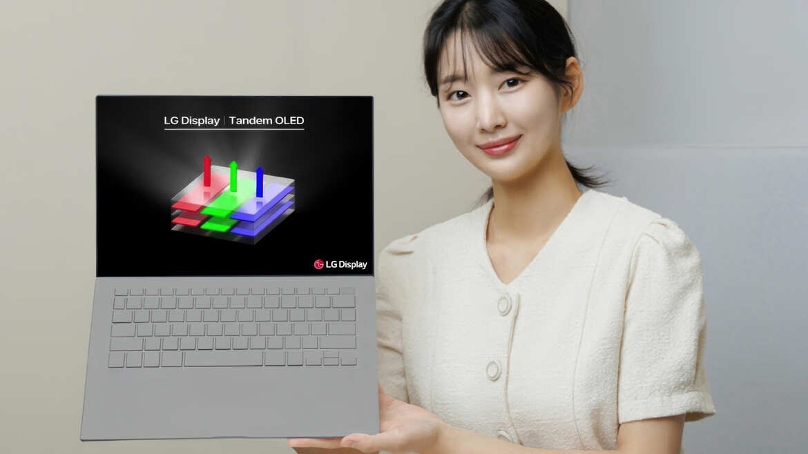 LG představuje Tandem OLED žena držící notebook