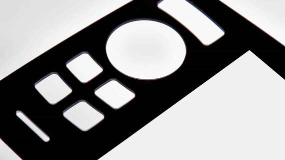 Impactinator® Glass - Cover Glass, крупный план пульта дистанционного управления