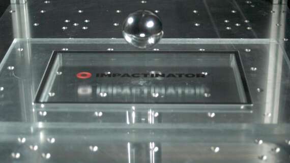 Moniteur IK10 - Écran tactile robuste une goutte d’eau tombant sur une surface claire