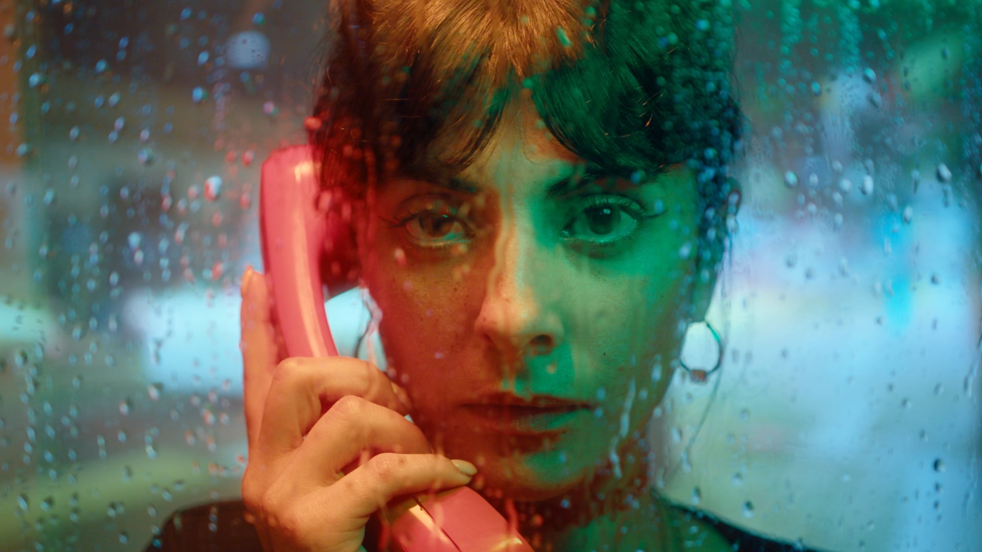 No hay necesidad de sentirse triste, una mujer sosteniendo un teléfono en su oreja