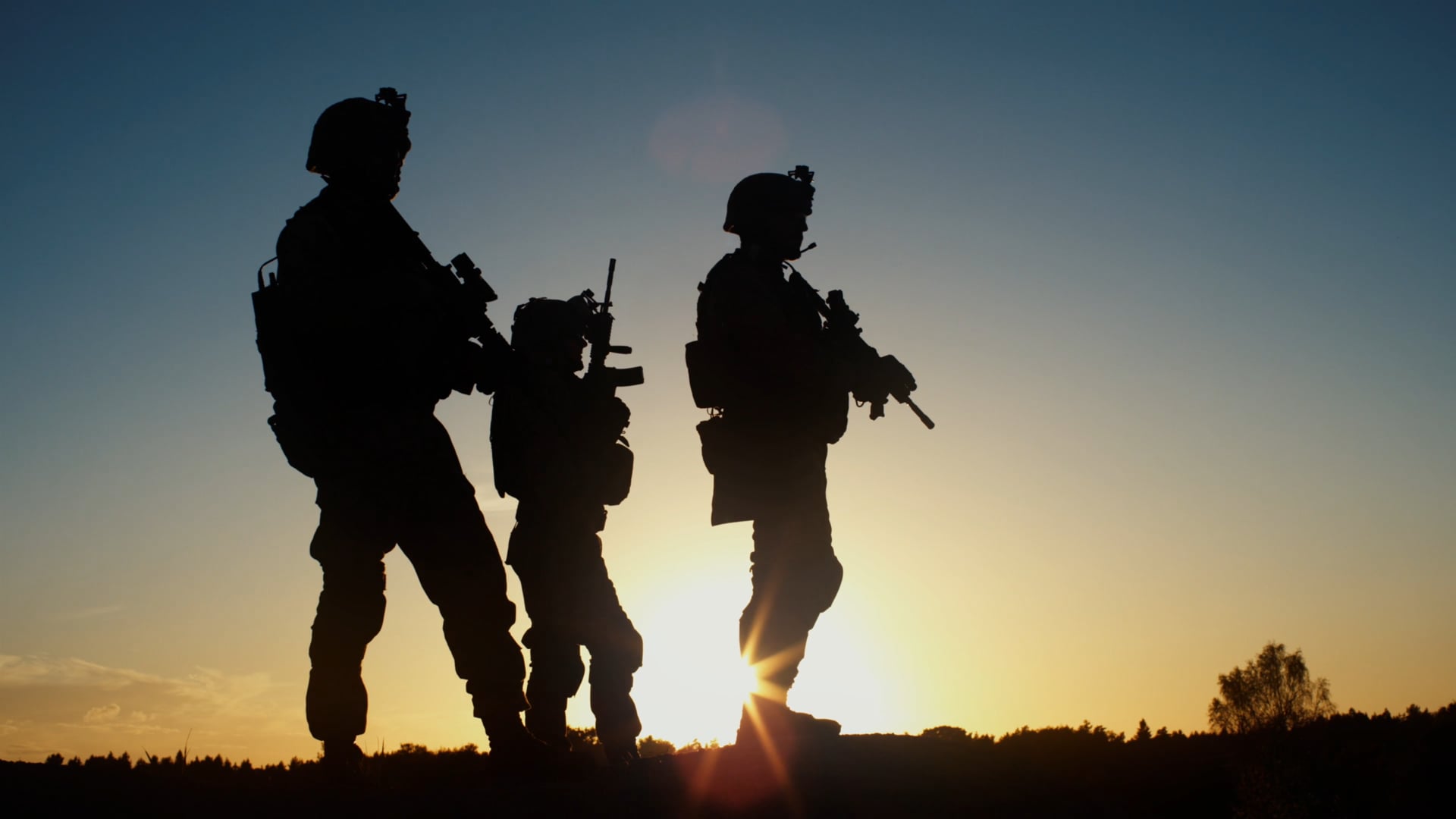 Militair - Troepen Militair een groep militairen die kanonnen houden